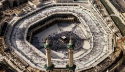 توافد الحجاج إلى مكة المكرمة وتدابير سعوديّة مشددة