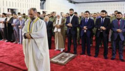 الشرع يؤدي صلاة عيد الأضحى في قصر الشعب بالعاصمة دمشق بمشاركة وزراء الحكومة