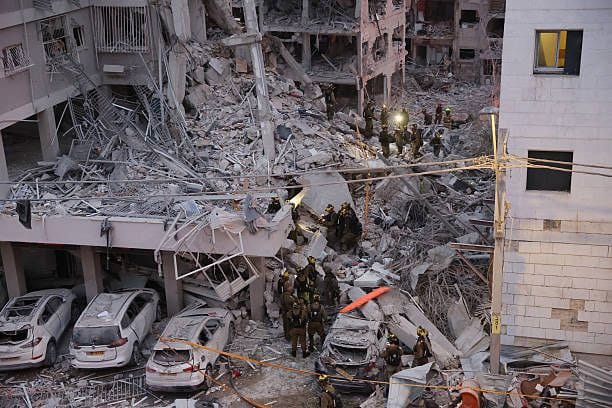 بالفيديو- الأضرار في موقع سقوط صاروخ إيراني في مدينة رحوفوت وفق قناة كان العبرية