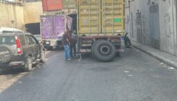 تعطل شاحنة اول نفق المطار باتجاه خلدة وحركة المرور كثيفة في المحلة