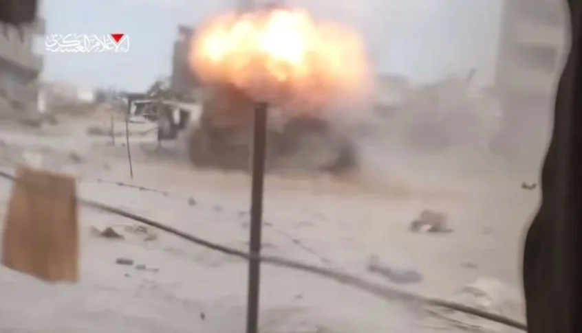 بقذيفة “الياسين 105”.. “القسام” تستهدف جرافة إسرائيلية جنوبي قطاع غزة