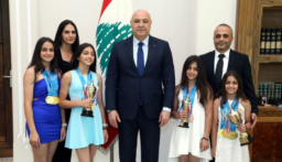 الرئيس عون استقبل الشقيقات دانا ونايا وديا ونيا القاضي بطلات دورة دبي الدولية في الجمباز ودعاهن الى الجمع بين الرياضة والدراسة