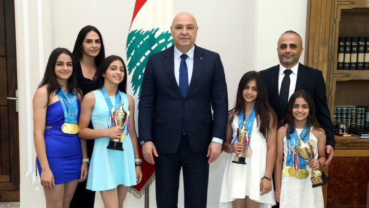 الرئيس عون استقبل الشقيقات دانا ونايا وديا ونيا القاضي بطلات دورة دبي الدولية في الجمباز ودعاهن الى الجمع بين الرياضة والدراسة