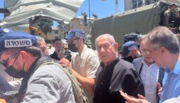بالصورة: وصول نتنياهو إلى مكان الحادث في بات يام
