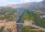 بالفيديو: شبان عالقون تحت جسر في الضنية منذ يوم أمس