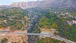 بالفيديو: شبان عالقون تحت جسر في الضنية منذ يوم أمس
