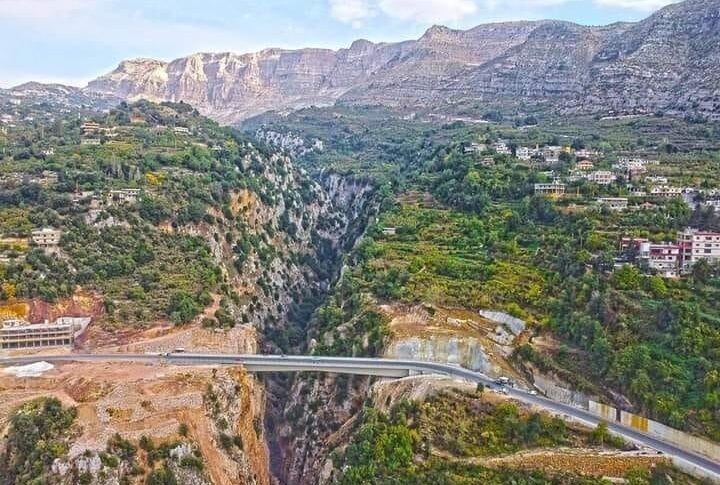 بالفيديو: شبان عالقون تحت جسر في الضنية منذ يوم أمس