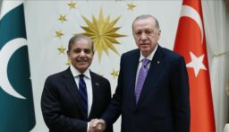 أردوغان وشريف يبحثان العلاقات وقضايا مشتركة