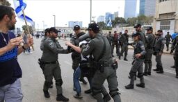 وسائل إعلام إسرائيلية: متظاهرون يقتحمون استوديوهات القناة 13 أثناء بث أحد البرامج الشهيرة ويطالبون بوقف الحرب