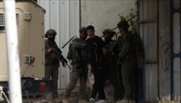 الجيش الإسرائيلي يعتقل 60 فلسطينياً بالضفة الغربية