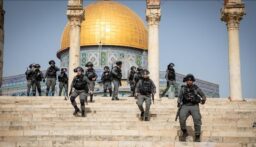 شرطة إسرائيل تمنع آلاف الفلسطينيين من أداء صلاة الجمعة بالأقصى