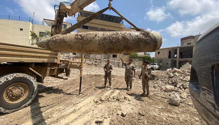 الجيش يفجر قنبلة طيران من مخلفات العدوان الإسرائيلي(بالصور)