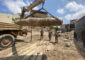 الجيش يفجر قنبلة طيران من مخلفات العدوان الإسرائيلي(بالصور)
