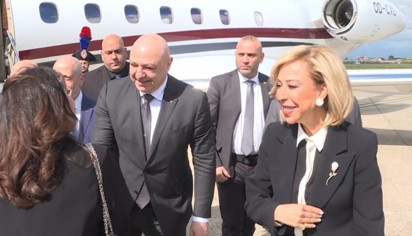 الرئيس عون واللبنانية الاولى وصلا الى قاعدة تشامبينو في روما والبابا لاوون يستقبل رئيس الجمهورية غداً في مقابلة خاصة