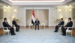 السيسي مستقبلاً خليفة حفتر: استقرار ليبيا أمن قومي لمصر