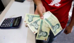 العملة الإيرانية تهوي 10% مقابل الدولار منذ بدء الهجمات الإسرائيلية