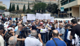 وقفة لحراك المؤهلين المتقاعدين في محيط السرايا الحكومية للمطالبة بحقهم من المحروقات
