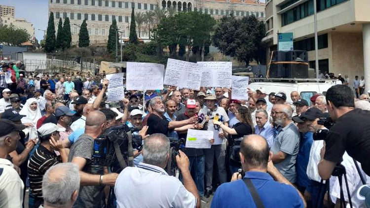 وقفة لحراك المؤهلين المتقاعدين في محيط السرايا الحكومية للمطالبة بحقهم من المحروقات