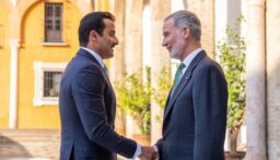 أمير قطر وملك إسبانيا يبحثان تعزيز العلاقات ومستجدات إقليمية ودولية