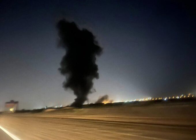 انفجار قرب حاجز أمني على الطريق بين مدينتي قم وطهران في إيران