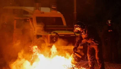 إصابة 22 شرطياً بأعمال عنف تستهدف المهاجرين في إيرلندا الشمالية