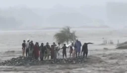 مصرع أسرة حاولت إنقاذ أطفالها من سيول في باكستان