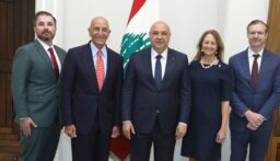 الرئيس عون أكد لباراك تطلع لبنان إلى دعم واشنطن لاعادة النهوض ووقف الاعمال العدائية وانسحاب الاسرائيلي من الجنوب