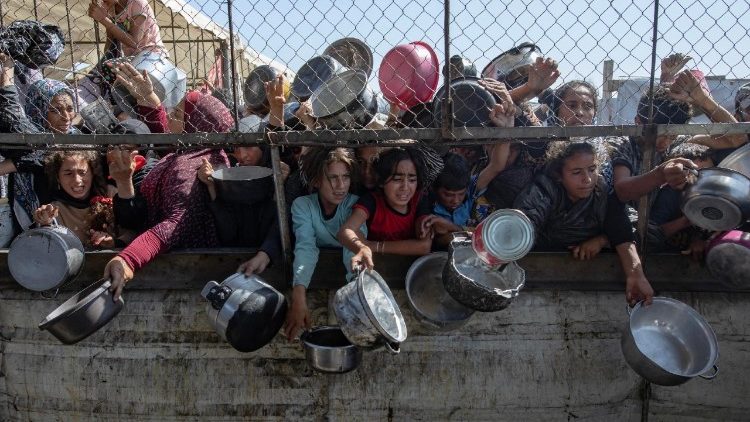 البابا: استخدام الجوع سلاحاً في الحرب أمر صادم