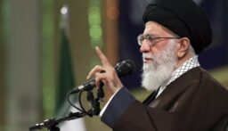 مسؤول إسرائيلي: أنصح خامنئي بتغيير غرفة النوم ليلاً!