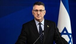 ساعر يرفض اتصالاً من لامي