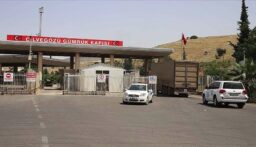 لتعطّل الرحلات الجوية.. تركيا تفتح المنافذ البرّية للقادمين من سوريا
