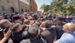 الشرطة الأرمنية تعتقل المطران ميخائيل أجاباهيان وشجار بينها وبين رجال الدين
