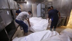 10 شهداء في قصف الاحتلال مستودعاً لتوزيع المساعدات جنوب غزة