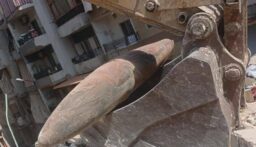 بالصورة: الجيش اللبناني عمل على سحب صاروخ من مخلفات العدوان الإسرائيلي في الضاحية الجنوبية