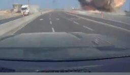 بالفيديو والصور- مشاهد لسقوط صاروخ إيراني بشكل مباشر قرب طريق عام في أسدود