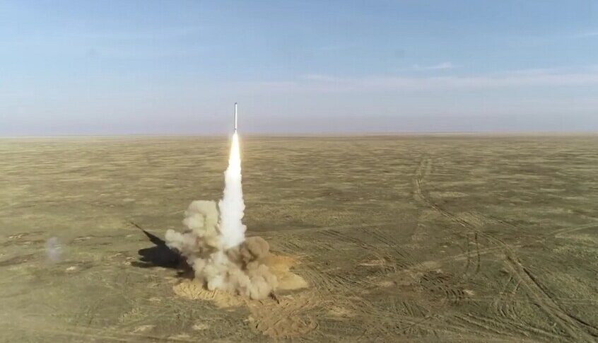 الجيش الروسي يقصف بصواريخ “إسكندر” موقع إطلاق مسيرات جوية بمطار في خاركوف