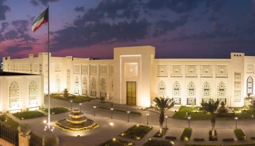 الكويت تدين الهجمات على قاعدة العديد وتؤكد دعمها الكامل لقطر