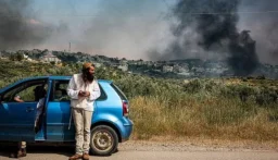 مستعمرون يشعلون النيران في أراضٍ زراعية شرق رام الله بالضفّة