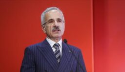 تركيا تعلن استئناف الرحلات الجوية “جزئياً” مع إيران