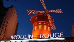 أشرعة ملهى “Moulin Rouge” في باريس تعود الى الدوران
