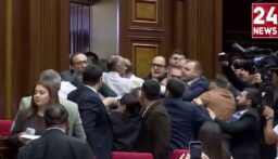 أرمينيا.. عراك عنيف خلال جلسة برلمانية! (فيديو)