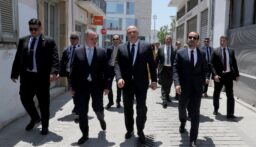 الرئيس عون جال والرئيس القبرصي على “الخط الأخضر” الذي يشكّل منطقة عازلة تفصل بين القسمين الجنوبي والشمالي من قبرص