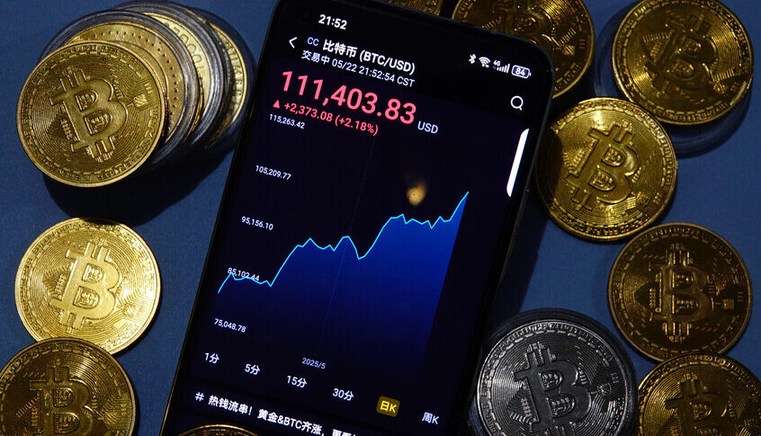 “طيران الإمارات” تخطط لقبول العملات المشفرة وسيلة لدفع تذاكرها