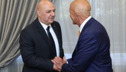 الرئيس عون يسلّم باراك أفكاراً لبنانية لحلٍّ شامل خلال الاجتماع