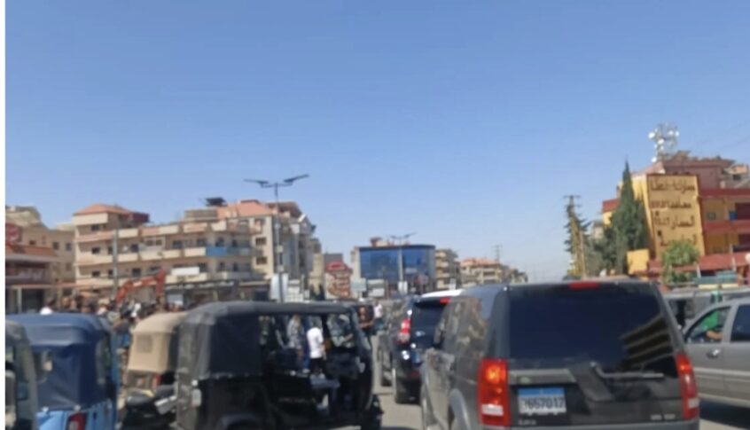 إحتجاجاً على قرار حجار.. أصحاب الـ”توك توك” يقطعون مدخل بعلبك