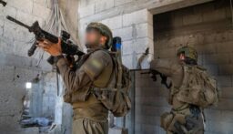 جيش الاحتلال الإسرائيلي ينفذ أكثر من 130 غارة جوية وعمليات برية في مناطق عدة بقطاع غزة