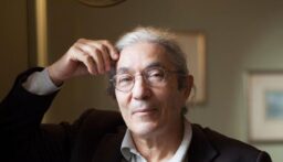 الحكم على الكاتب الفرنسي الجزائري بوعلام صنصال بالسجن 5 سنوات… وباريس تأمل بعفو رئاسي