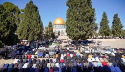 40 ألفا يؤدون صلاة الجمعة في المسجد الأقصى