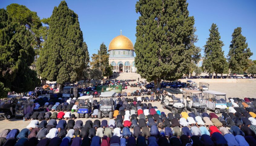40 ألفا يؤدون صلاة الجمعة في المسجد الأقصى