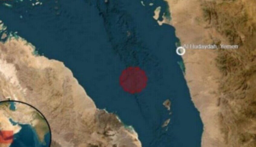 هجوم من قوارب بالنيران والقذائف على سفينة قبالة ساحل الحديدة اليمنية